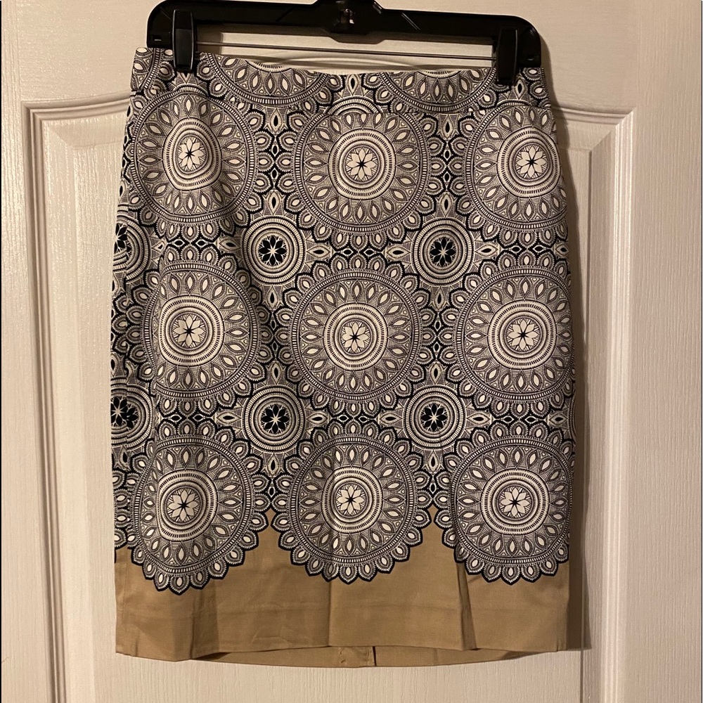 The Limited printed B&W with tan skirt size 6 NWT
